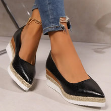 Mireya – GLOSSY POINTED-TOE ORTHOPEDIC WEDGE HEELS