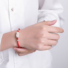 Rotes Schnurarmband mit silbernen Pixiu - Glück anziehen